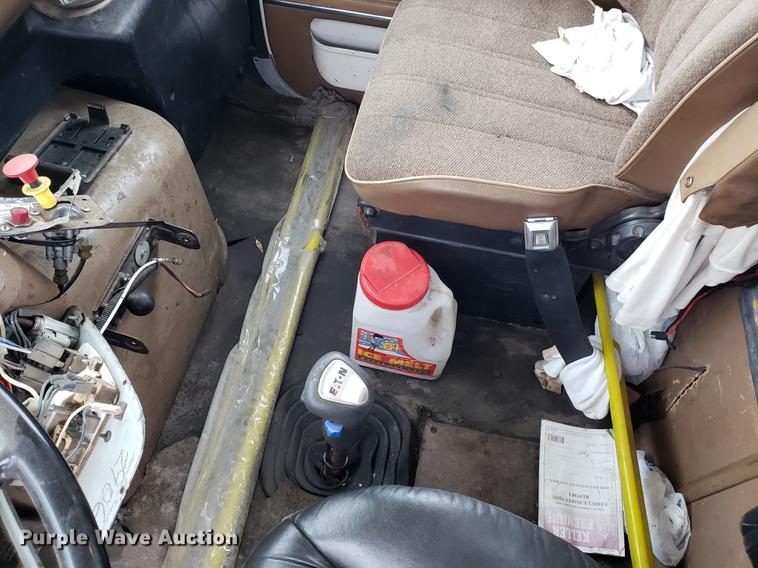 image for item AV9352 1997 Ford L9000 semi truck