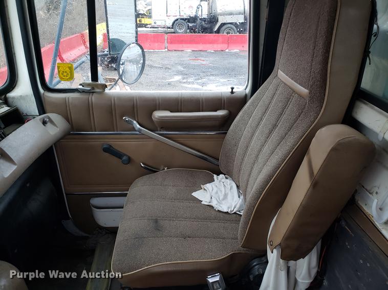 image for item AV9352 1997 Ford L9000 semi truck