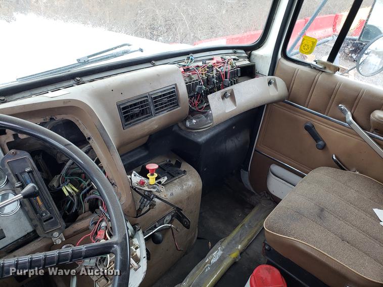 image for item AV9352 1997 Ford L9000 semi truck