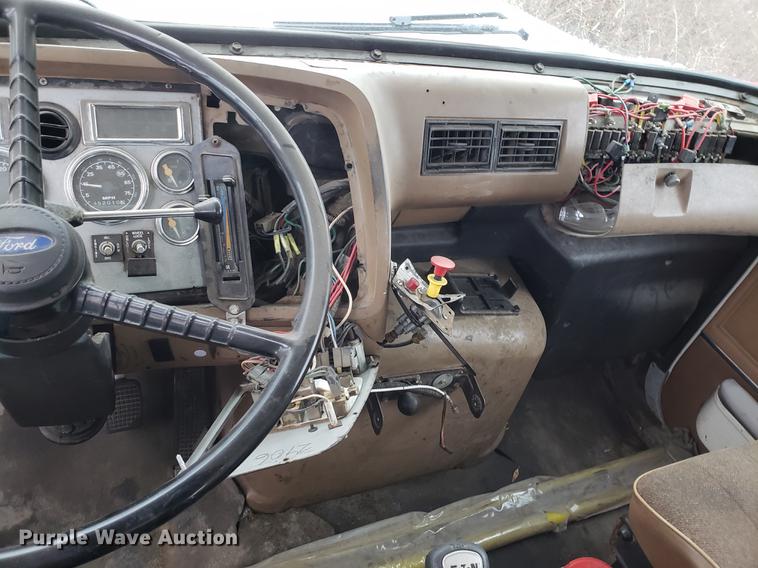 image for item AV9352 1997 Ford L9000 semi truck