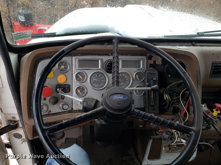 image for item AV9352 1997 Ford L9000 semi truck