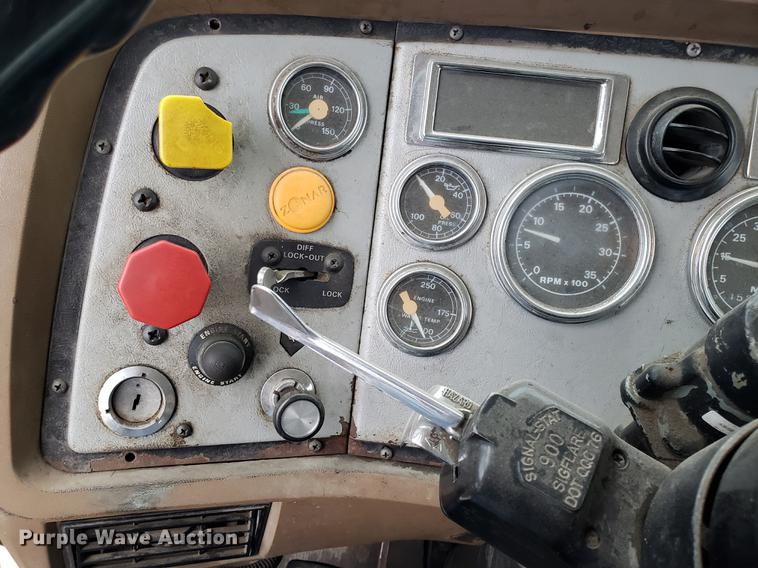 image for item AV9352 1997 Ford L9000 semi truck