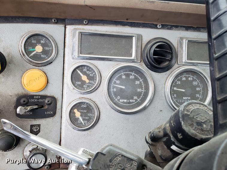 image for item AV9352 1997 Ford L9000 semi truck