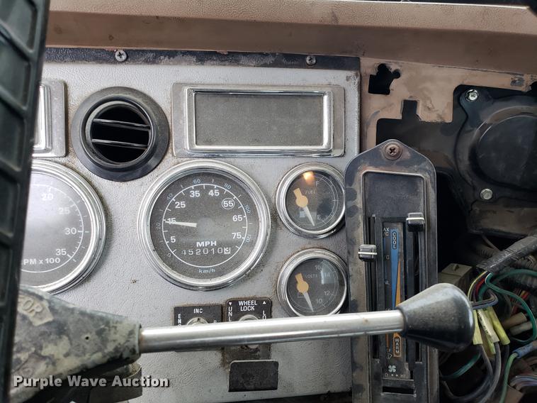 image for item AV9352 1997 Ford L9000 semi truck