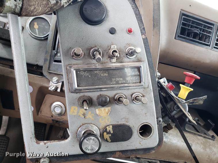 image for item AV9352 1997 Ford L9000 semi truck