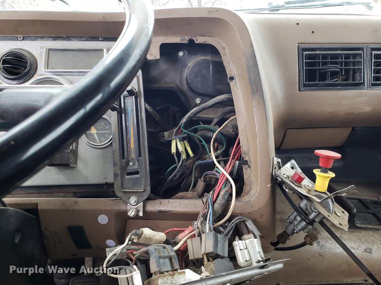 image for item AV9352 1997 Ford L9000 semi truck