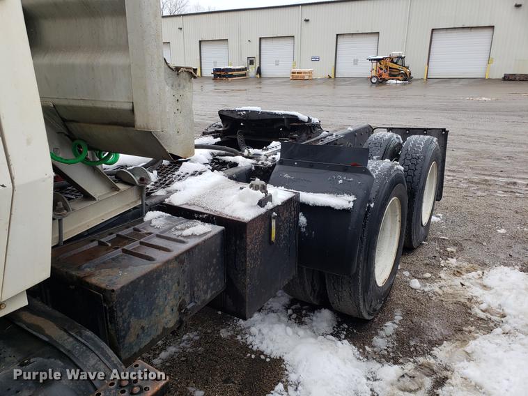 image for item AV9352 1997 Ford L9000 semi truck