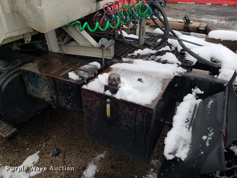 image for item AV9352 1997 Ford L9000 semi truck