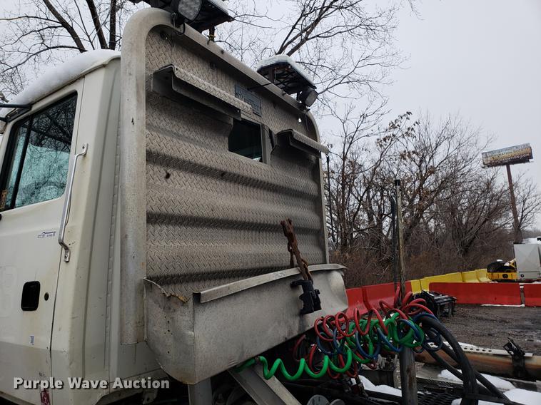 image for item AV9352 1997 Ford L9000 semi truck