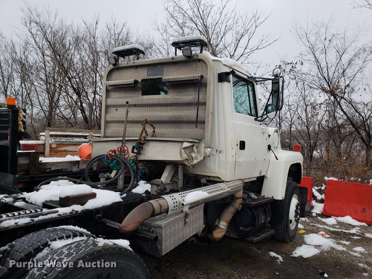 image for item AV9352 1997 Ford L9000 semi truck