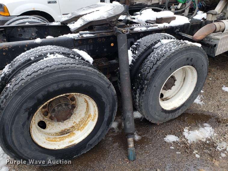 image for item AV9352 1997 Ford L9000 semi truck