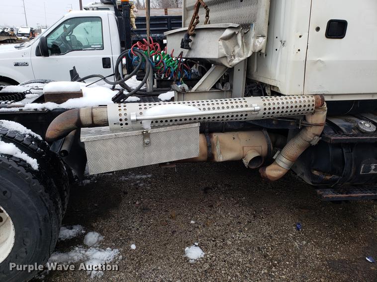 image for item AV9352 1997 Ford L9000 semi truck