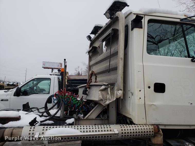 image for item AV9352 1997 Ford L9000 semi truck