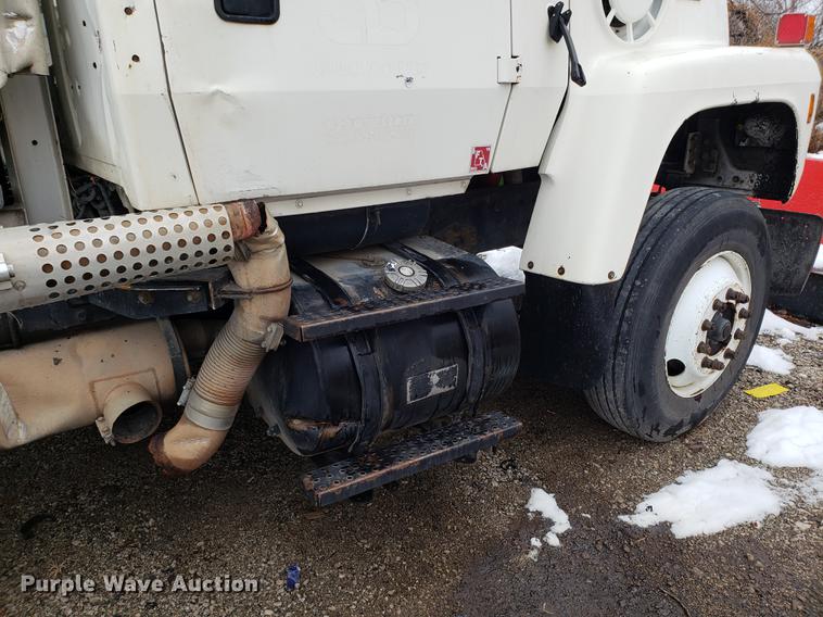 image for item AV9352 1997 Ford L9000 semi truck