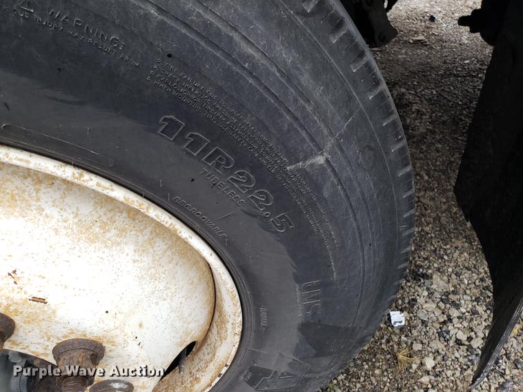 image for item AV9352 1997 Ford L9000 semi truck