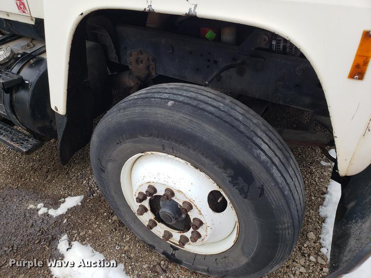 image for item AV9352 1997 Ford L9000 semi truck