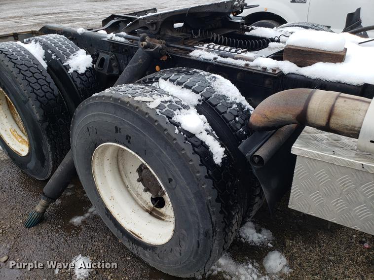 image for item AV9352 1997 Ford L9000 semi truck