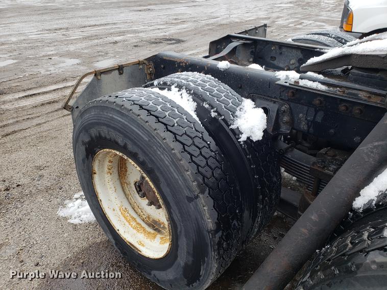 image for item AV9352 1997 Ford L9000 semi truck