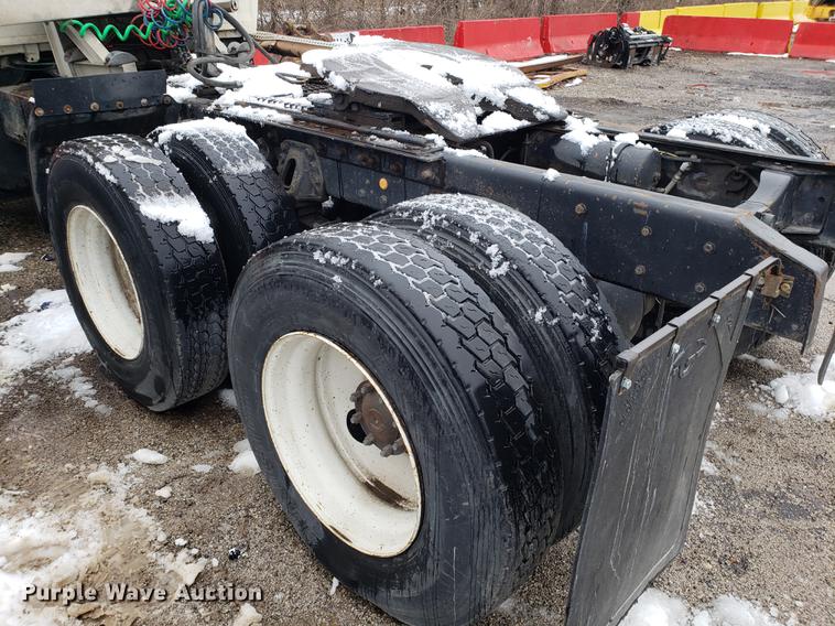 image for item AV9352 1997 Ford L9000 semi truck