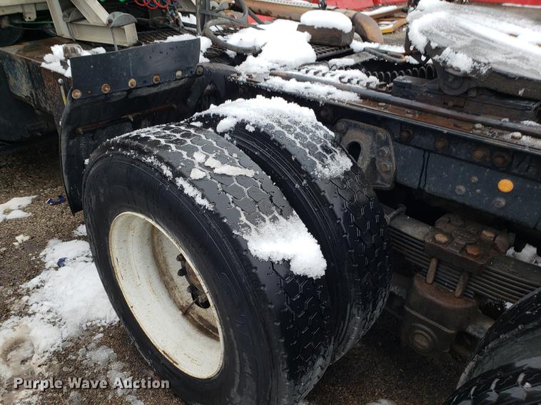 image for item AV9352 1997 Ford L9000 semi truck