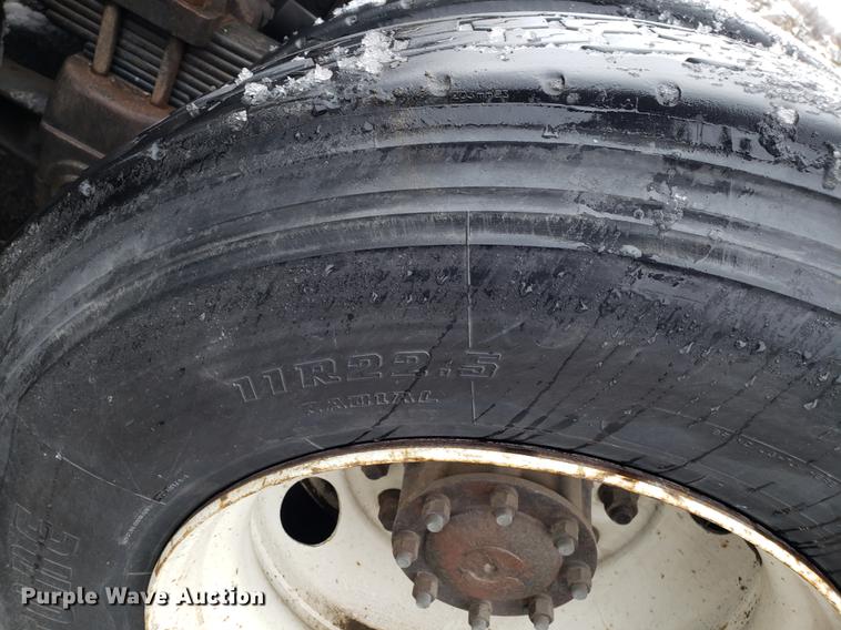 image for item AV9352 1997 Ford L9000 semi truck