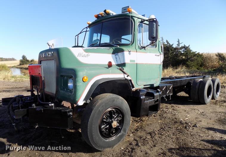 image for item DB8529 1984 Mack DM685S truck cab and chassis