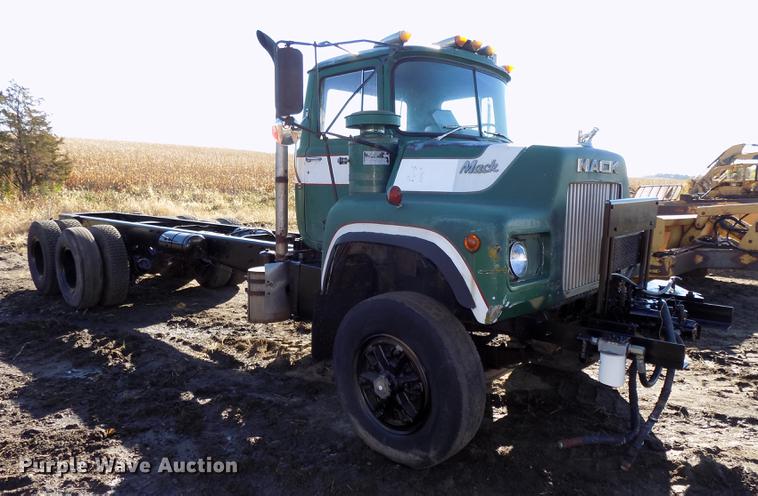 image for item DB8529 1984 Mack DM685S truck cab and chassis