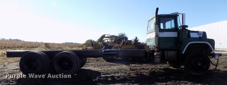 image for item DB8529 1984 Mack DM685S truck cab and chassis