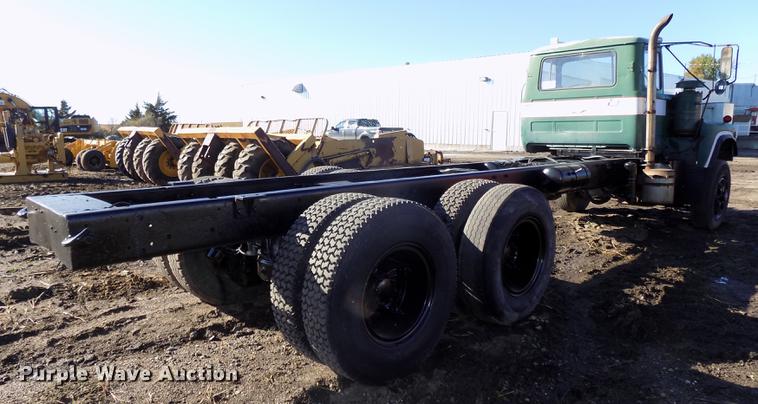 image for item DB8529 1984 Mack DM685S truck cab and chassis