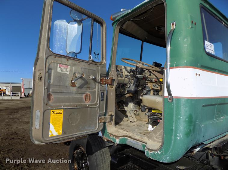 image for item DB8529 1984 Mack DM685S truck cab and chassis