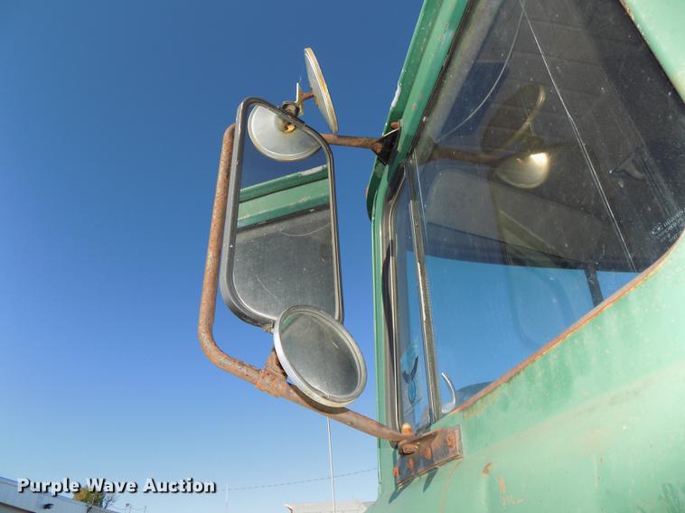 image for item DB8529 1984 Mack DM685S truck cab and chassis