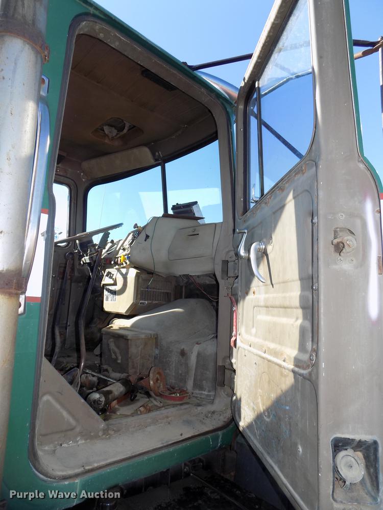 image for item DB8529 1984 Mack DM685S truck cab and chassis