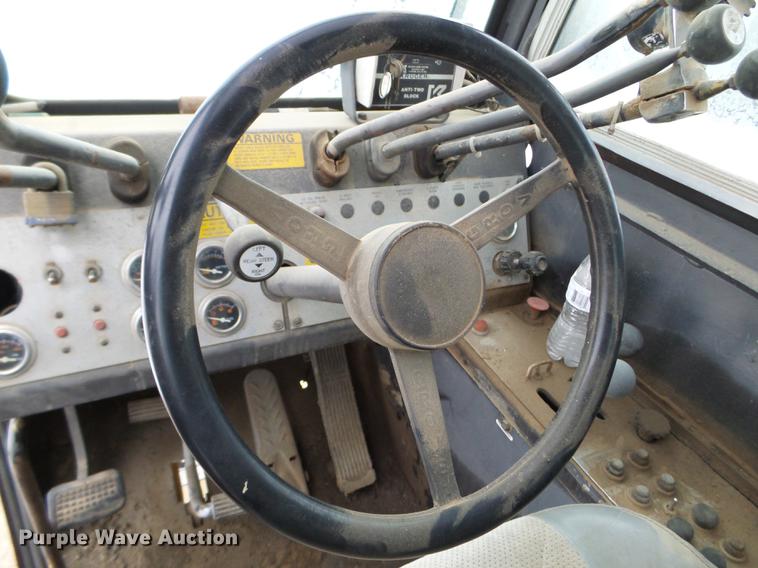 image for item DC4694 1984 Grove 527.5 crane
