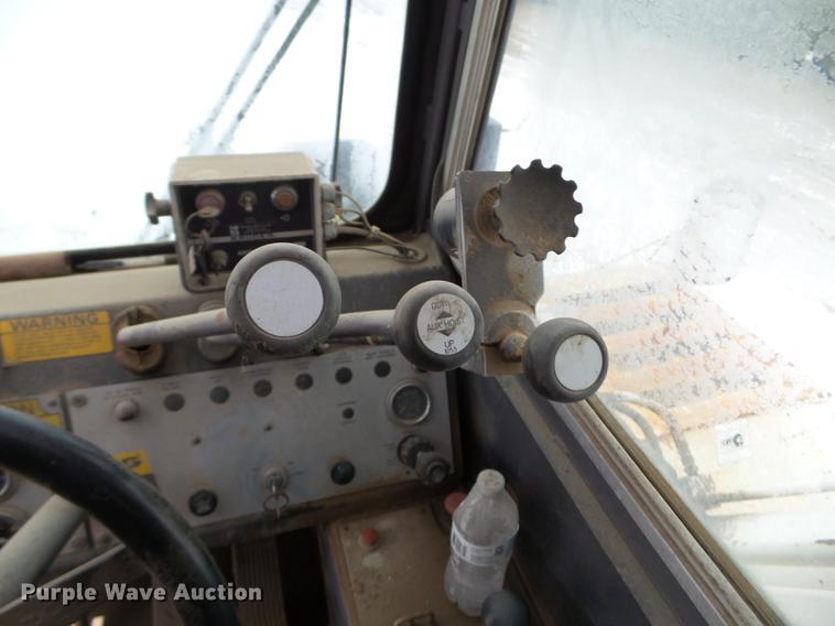 image for item DC4694 1984 Grove 527.5 crane