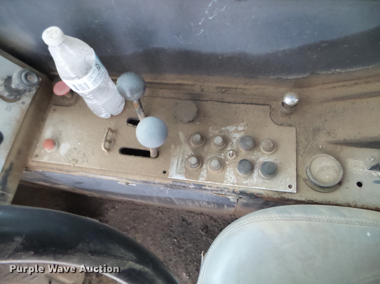 image for item DC4694 1984 Grove 527.5 crane