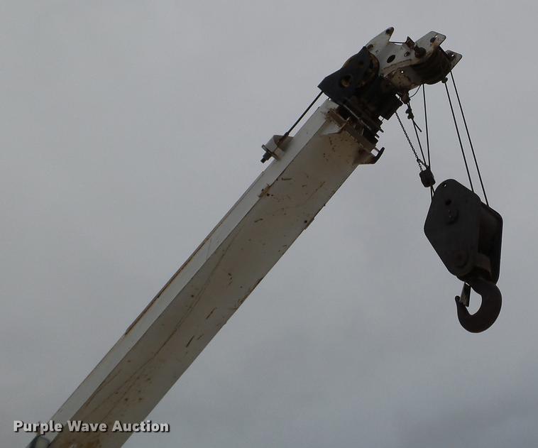 image for item DC4694 1984 Grove 527.5 crane