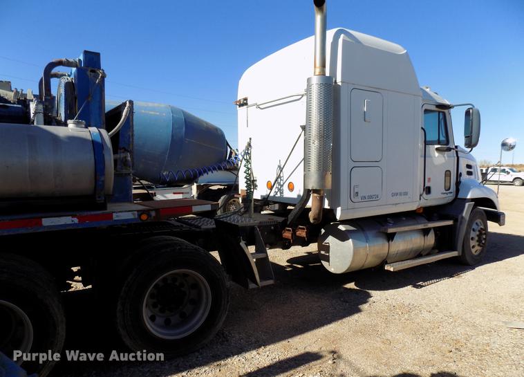 image for item DD3564 2001 Mack Vision 460 semi truck