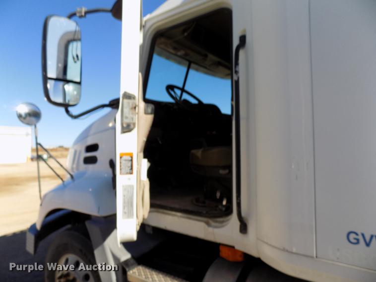 image for item DD3564 2001 Mack Vision 460 semi truck