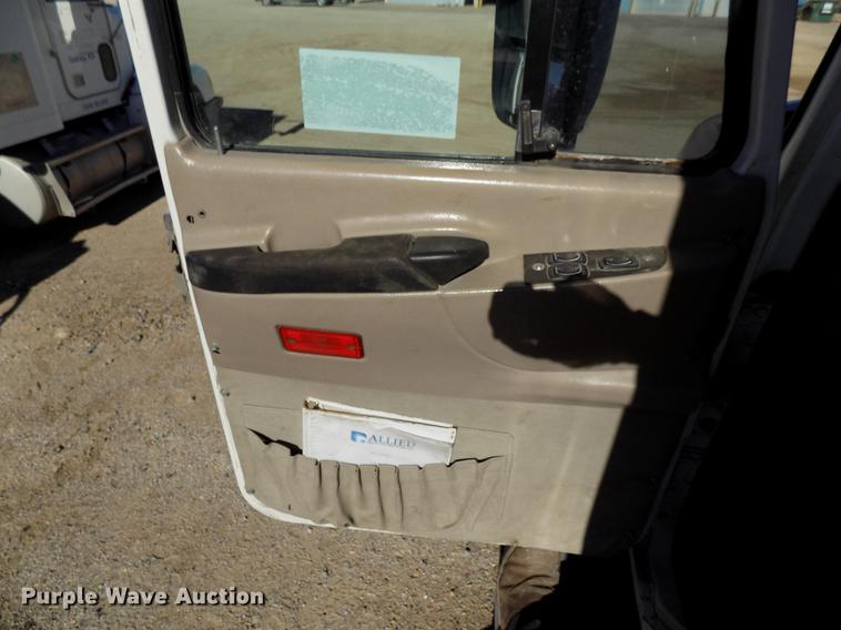 image for item DD3564 2001 Mack Vision 460 semi truck