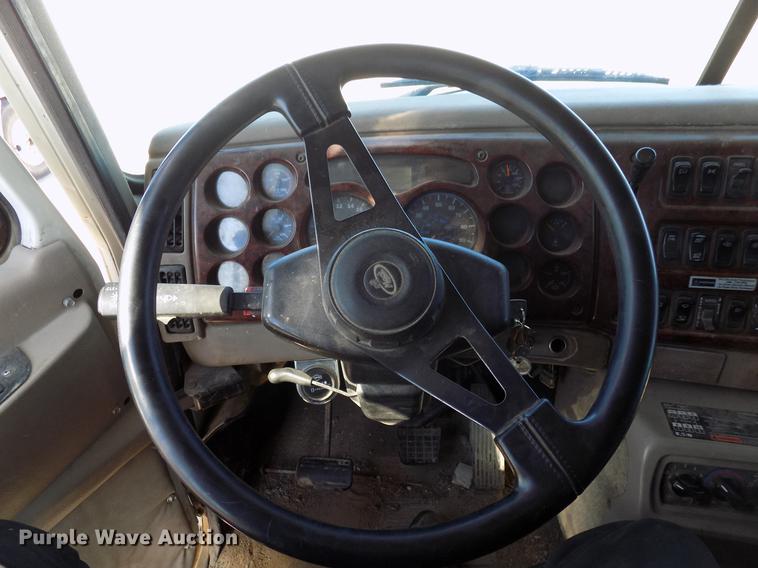 image for item DD3564 2001 Mack Vision 460 semi truck