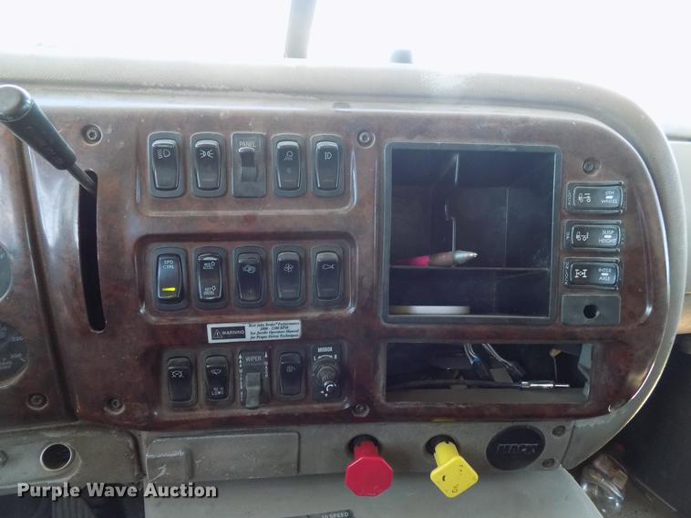 image for item DD3564 2001 Mack Vision 460 semi truck