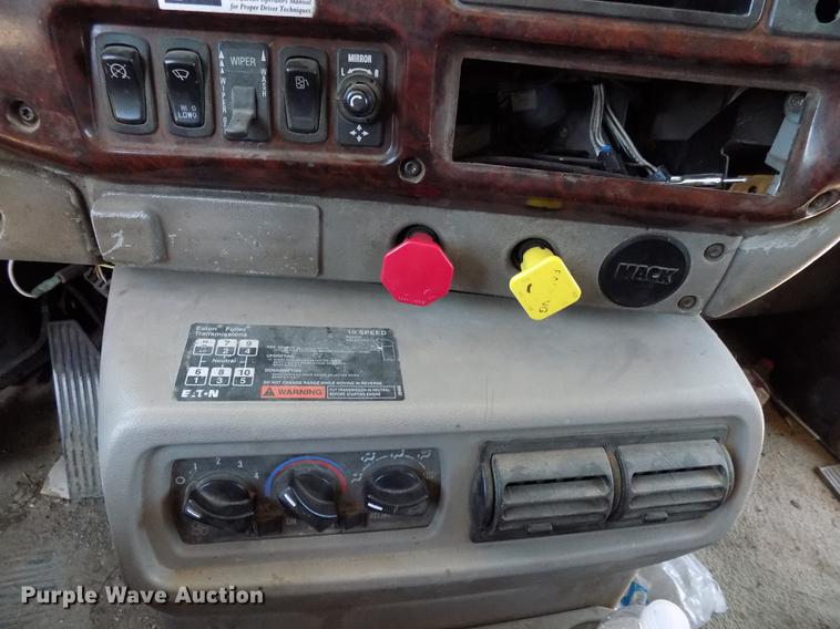 image for item DD3564 2001 Mack Vision 460 semi truck