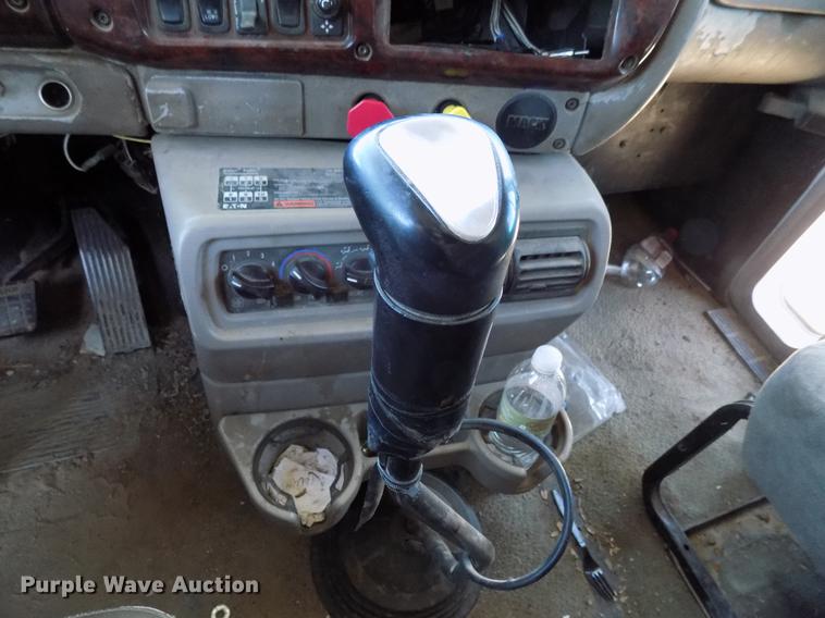 image for item DD3564 2001 Mack Vision 460 semi truck