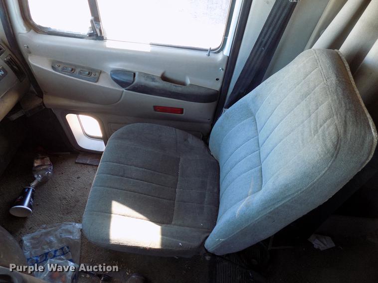 image for item DD3564 2001 Mack Vision 460 semi truck