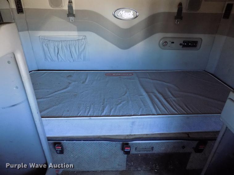 image for item DD3564 2001 Mack Vision 460 semi truck