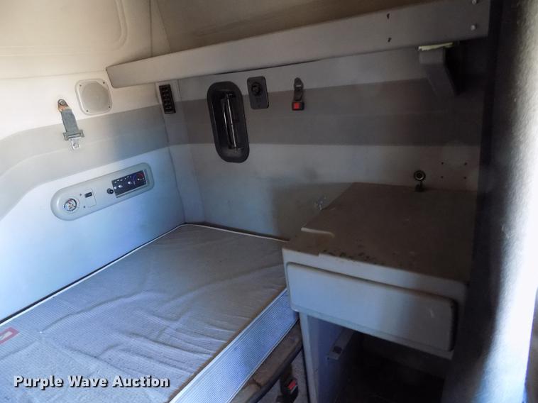 image for item DD3564 2001 Mack Vision 460 semi truck