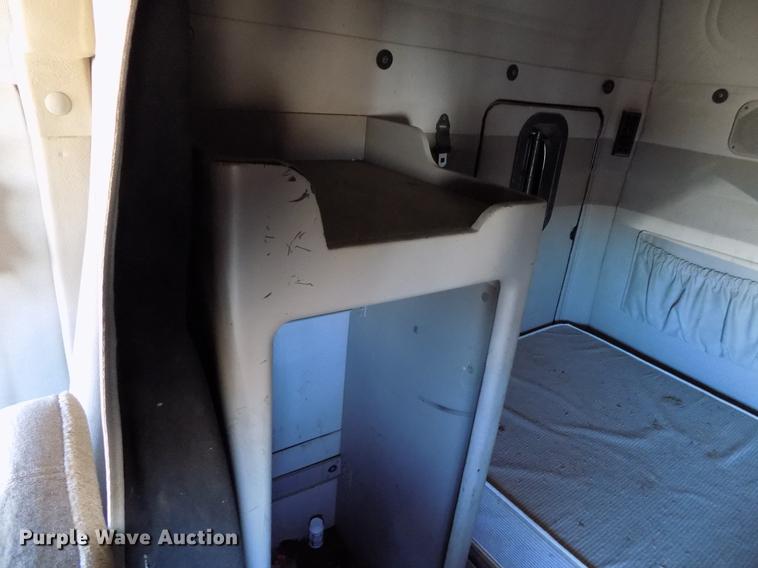 image for item DD3564 2001 Mack Vision 460 semi truck