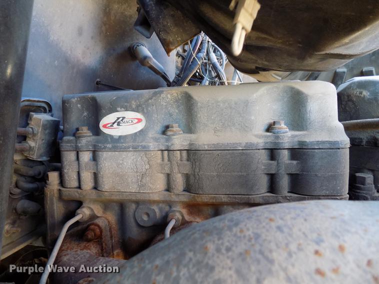 image for item DD3564 2001 Mack Vision 460 semi truck