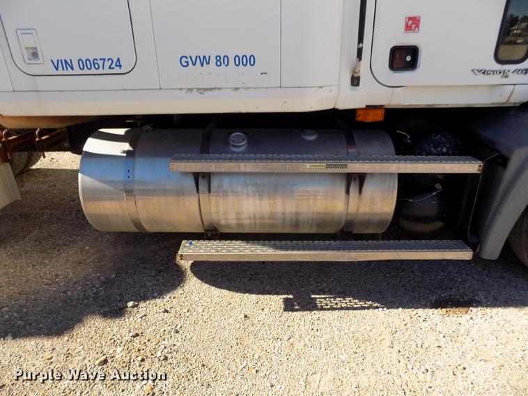 image for item DD3564 2001 Mack Vision 460 semi truck