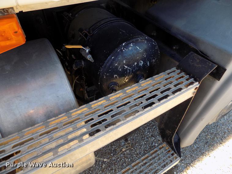 image for item DD3564 2001 Mack Vision 460 semi truck